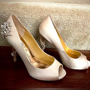 Badgley mischka platform pumps